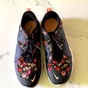 Used black Nike cute shoes